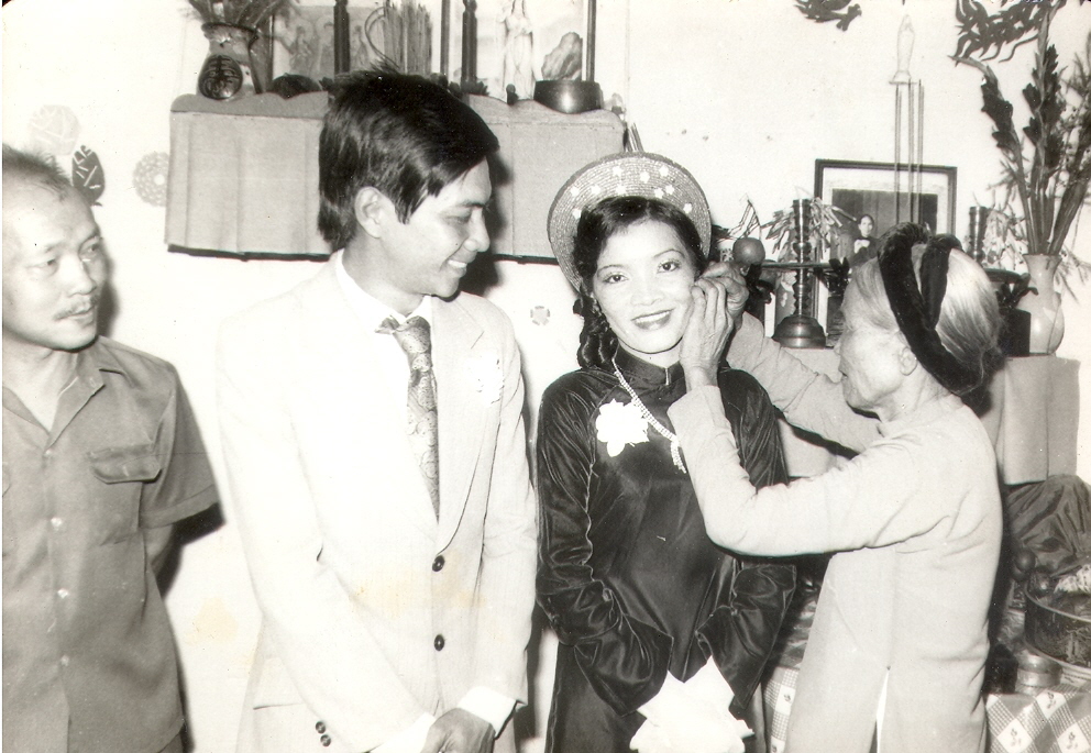 Bong Le (Thu's dad), Nhat Nguyen, Thu Le, and her guest celebrated their wedding at Thu's house in Sai Gon, Viet Nam 1986. The bride would stand there and let her guests to showered her with gifts