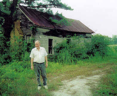 Daniel Swann- in front of the
North Carolina house he lived in during World War II (2001)