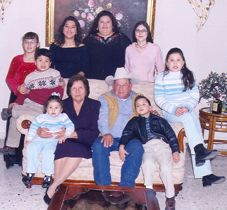 Santiago Vasquez Montalvo and Graciela Vasquez Martinez with all the grandchildren in Melchor Muzquiz, Coahuila