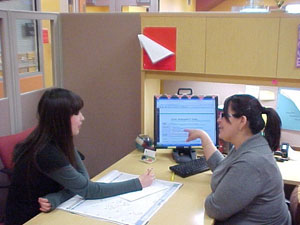 Candace Aum receives information from Angela Borja about transfering credit hours. Photo by James Lazo III